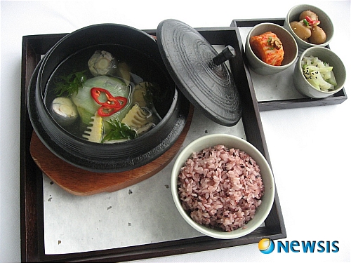 【서울=뉴시스】김정환 기자 = 삼성동 파크 하얏트 서울의 '더 라운지'는 8월14일까지 '용봉탕', '오리구이', '소꼬리찜', '장어 해삼 덮밥', '쇠고기 모둠 편채', '전복 성게알찜 등을 판매한다. ace@newsis.com 