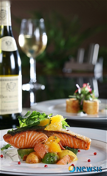 【서울=뉴시스】김정환 기자 = 장충동 그랜드 앰배서더 서울의 인터내셔널 다이닝 레스토랑 카페 '드셰프'는 8월31일까지 '노르웨이 훈제 연어 테린', '연어 연어 퀘사디아', '러시아식 연어' 등 총 9종의 연어요리를 준비한다. ace@newsis.com