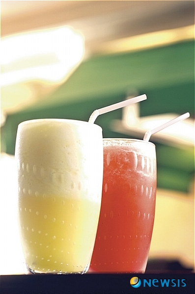 【서울=뉴시스】 김정환 기자 = 서초동 JW 메리어트 호텔 서울의 '로비라운지'는 8월31일까지 '인삼 주스', '마 주스', '더덕 주스', '오디 스무디', '석류와 오미자 스쿼시', '검정콩 스무디' 등 건강음료를 내놓는다. ace@newsis.com