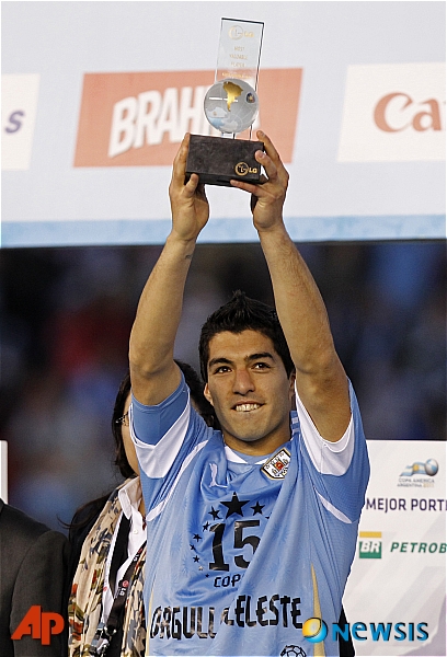 【부에노스아이레스(아르헨티나)=AP/뉴시스】우루과이가 24일(현지시각) 아르헨티나 부에노스아이레스에서 2011 코파 아메리카컵 파라과이와의 결승전에서 파라과이를 3-0으로 물리치고 통산 15번째 우승을 차지했다.&nbsp; 우루과이는 수아레즈의 선제골과 디에고 포를란의 2골을 묶어 파라과이에 3-0 승리를 거두며 우승을 차지했다.&nbsp; 우루과이의 수아레즈가 최우수선수상을 수상하고 포즈를 취하고 있다.&nbsp; 