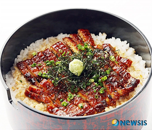 【서울=뉴시스】김정환 기자 = 홍은동 그랜드 힐튼 서울의 일식당 '미쯔모모'가 8월31일까지 '민물장어 프로모션'을 진행한다. 런치와 디너 장어 세트가 마련된다. ace@newsis.com