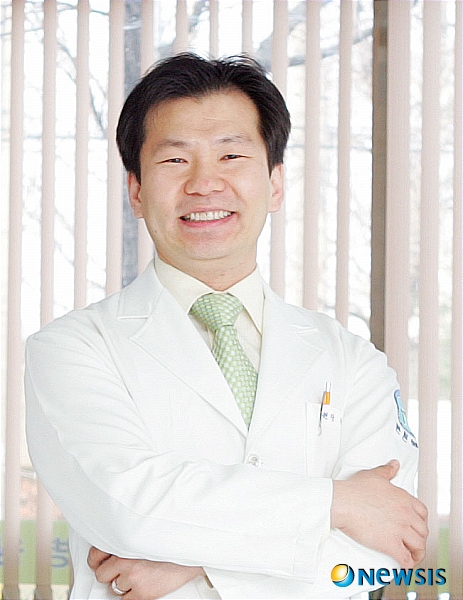 【서울=뉴시스】온라인뉴스팀 = 튼튼병원 박진수 대표원장. <사진=튼튼병원 제공> photo@newsis.com
