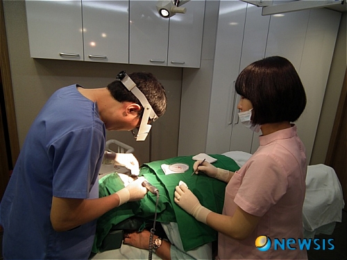 【서울=뉴시스】온라인뉴스팀 = 모리치피부과의 오준규 원장이 탈모 시술을 진행하고 있다. <사진=모리치피부과 제공> photo@newsis.com
