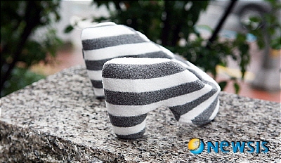 【서울=뉴시스】유희연 기자 = 소프트모히칸은 간편하게 머리에 쓰기만 해도 헤어 스타일링이 가능하다.(사진=소프트모히칸 제공)&nbsp; photo@newsis.com