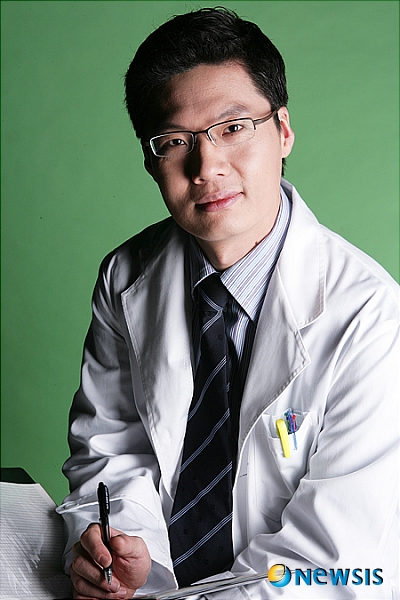 【서울=뉴시스】온라인뉴스팀 = 뉴본클리닉 최중호 원장. <사진=뉴본클리닉 제공> photo@newsis.com