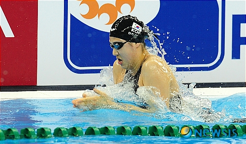 【상하이=뉴시스】이동원 기자 = ‘2011 국제수영연맹(FINA) 세계수영선수권대회'에 출전한 '인어공주' 정다래가 26일 오후 중국 상하이 오리엔탈 스포츠센터에서 27일 열릴 여자 평영 200m 예선전을 앞두고 훈련을 갖고 있다.&nbsp; dwlee@newsis.com 