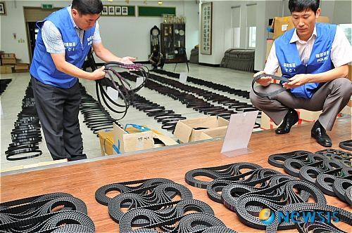 【울산=뉴시스】장지승 기자 = 울산해양경찰서가 27일 오전 중국산 비순정품 타이밍 벨트를 수입해 국내 자동차 회사 상표를 붙여 판매한 안모(54)씨 등 8명을 붙잡고, 이들로부터 압수한 1만7200점의 타이밍 벨트를 공개하고 있다.&nbsp; jjs@newsis.com