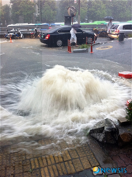 【서울=뉴시스】전신 기자 = 서울 지역에 내리고 있는 집중호우로 27일 오전 서울 사당역 일대가 침수, 하수도가 역류하고 있다. (사진=독자 제공)&nbsp; photo1006@newsis.com