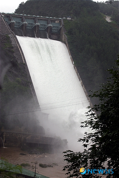 【춘천=뉴시스】한윤식 기자 = 27일 낮 12시부터 소양강댐이 수문 5개를 열고 초당 1500t의 물을 방류하기 시작했다. 이날 수문개방은 1973년 소양강댐 건설 이후 13번째 개방하는 것으로 2006년 7월19일 개방후 6년만이다.&nbsp; ysh@newsis.com 