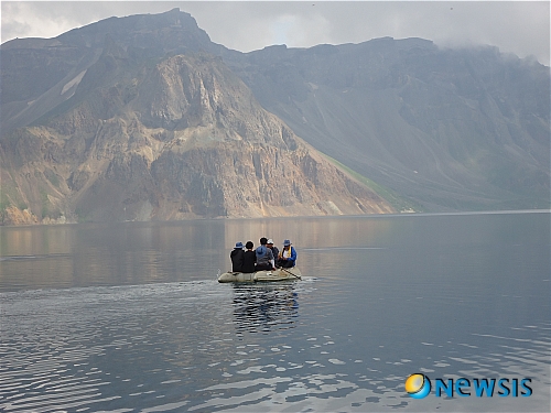 【광주=뉴시스】구용희 기자 = 중국의 한 대학생이 최근 백두산 천지에서 괴물체를 촬영했다는 보도와 관련, 괴물체는 고무보트를 탄 자신들일 가능성이 높다는 지역민의 주장이 27일 제기돼 눈길을 끌고 있다. 사진은 중국의 대학생이 괴물체를 촬영했다는 지난 22일 백두산 천지서 보트를 타고 있는 신흥무관학교 100주년 기념 역사기행 2차 답사단원들의 모습. (사진 = 민족문제연구소 광주지부 김순흥 교수 제공)&nbsp; persevere9@newsis.com 