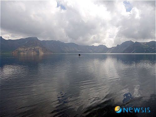 【광주=뉴시스】구용희 기자 = 중국의 한 대학생이 최근 백두산 천지에서 괴물체를 촬영했다는 보도와 관련, 괴물체는 고무보트를 탄 자신들일 가능성이 높다는 지역민의 주장이 제기돼 눈길을 끌고 있다. 사진은 중국의 대학생이 괴물체를 촬영했다는 지난 22일 백두산 천지서 보트를 타고 있는 신흥무관학교 100주년 기념 역사기행 2차 답사단원들의 모습. (사진 = 민족문제연구소 광주지부 김순흥 교수 제공)&nbsp; persevere9@newsis.com 