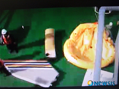 【제주=뉴시스】강재남 기자 = 28일 아시아나항공 소속 991편 화물기(B747-400F)가 제주도 근처 해상에 추락해 제주해양경찰서가 수색 작업을 벌이고 있는 가운데 오전 7시10분께 3색표시가 된 항공기 날개 동체가 발견됐다.(사진=제주해양경찰서 제공 영상캡쳐 사진)&nbsp; photo@newsis.com