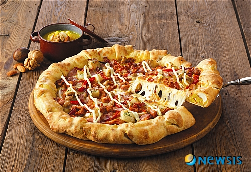 【서울=뉴시스】도미노피자는 히든엣지 시리즈의 세번째 제품 '스위트 히든엣지' 피자를 출시했다고 29일 밝혔다.(사진=도미노피자 제공)&nbsp; photo@newsis.com 