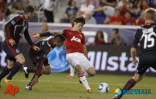 【서울=뉴시스】박영주 기자 = SBS TV 'SBS 스페셜'이 27일 밤 11시15분 축구스타 박지성(33)의 24년 축구인생을 담는다.&nbsp; 5월 네덜란드 PSV 필립스 구장, 10여년 만에 찾아간 일본, 한 번도 활동한 적 없는 K리그에서 열린 박지성의 은퇴 기념 경기를 따라갔다. SBS 김민지(29) 아나운서와의 결혼 뒷이야기도 전한다.&nbsp; 맨체스터 유나이티드는 홈페이지를 통해 박지성의 은퇴소식을 알리고 박지성의 활약 영상을 공개했다.&nbsp; 맨유TV에서는 박지성의 활약상을 담은 국내 미공개 영상을 SBS에게 보내왔다. 한국 팬들이 보낸 소포가 가득 쌓인 그의 라커룸를 보면서 긱스와 퍼디난드가 '소포왕'이라며 혀를 내두르는 장면, 영국 TV에 출연한 에브라와 박지성의 한국 방문기, 맨유 전성기 박지성의 모습 등이다.&nbsp; 가수 김C가 내레이션을 맡았다.&nbsp; gogogirl@newsis.com