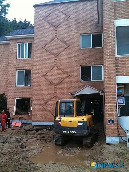 【포천=뉴시스】이종구 기자 = 500㎜의 기록적인 폭우를 기록한 27일 오전 11시 산사태로 3개월 된 정모군이 숨지고, 4살짜리 아들이 토사에 매몰된 경기 포천시 일동면 빌라 사고 현장에서 경찰과 소방당국이 수색 작업을 벌이고 있다.&nbsp;&nbsp;&nbsp; leejg@newsis.com 