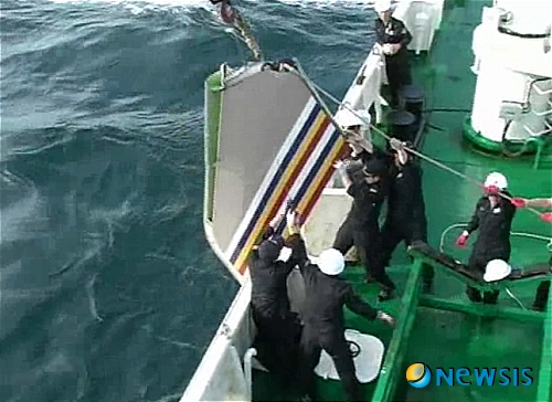 【제주=뉴시스】강재남 기자 = 28일 아시아나항공 소속 991편 화물기(B747-400F)가 제주도 근처 해상에 추락해 제주해양경찰서가 수색 작업을 벌이고 있는 가운데 항공기 동체가 발견돼 인양되고 있다.(사진=제주해양경찰서 제공 영상캡쳐 사진)&nbsp; photo@newsis.com