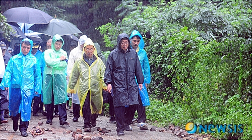【서울=뉴시스】전신 기자 = 김황식 국무총리가 28일 오후 서울 서초구 방배동 남태령 전원마을을 방문 피해상황을 점검하고 있다.&nbsp; photo1006@newsis.com