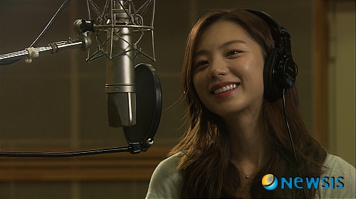 【서울=뉴시스】백영미 기자 = 걸그룹 '슈가' 출신 탤런트 박수진(26)이 약 6년 만에 가수 마이크를 잡는다. 2005년 가수활동을 접고 연기자로 활동 중인 박수진은 KBS 2TV '드라마스페셜 시즌2'의 '큐피트 팩토리'편에 발라드 여왕 '정시윤'으로 나온다. 한 때 연인이었던 '유소준'(이희준)을 가난한 음악가라는 이유로 차 버렸다. 이후 내색은 않지만 가슴 속에 소준을 향한 사랑을 품고 사는 인물이다. 톡톡 튀는 성격 탓에 스캔들에 자주 휘말리기도 한다. 박수진은 이번 드라마의 삽입곡도 불렀다. 한편, '큐피드 팩토리'는 수년간 연애경험이 없어 제대로 된 곡을 쓰지 못해 괴로워하던 작곡가 유소준이 큐피트 공장에서 혼자서도 사랑에 빠지게 해준다는 기계를 구입한 뒤 우연히 정시윤과 마주치게 되면서 벌어지는 이야기다. 31일 밤 11시15분에 방송된다. positive100@newsis.com