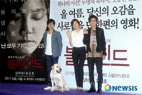 【서울=뉴시스】박상훈 인턴기자 = 영화 '블라인드' 언론시사회가 열린 28일 오후 서울 삼성동 코엑스 메가박스 영화관에서 안상훈 감독과 주연배우 달이, 김하늘, 유승호가 포토타임에 포즈를 취하고 있다. hyalinee@newsis.com