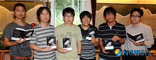 【서울=뉴시스】조종원 기자 = 28일 오후 서울 중구 한 레스토랑에서 열린 테마소설집 '남의 속도 모르면서' 기자간담회를 마치고(왼쪽부터)작가 박상, 김도언, 권정현, 조헌용, 은승완, 김태용이 작품을 들고 기념촬영을 하고 있다.&nbsp; choswat@newsis.com