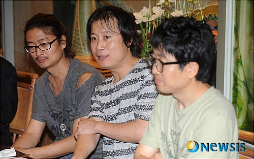 【서울=뉴시스】조종원 기자 = 28일 오후 서울 중구 한 레스토랑에서 열린 테마소설집 '남의 속도 모르면서' 기자간담회에서 작가 김도언(가운데)이 작품을 소개하고 있다.&nbsp; choswat@newsis.com