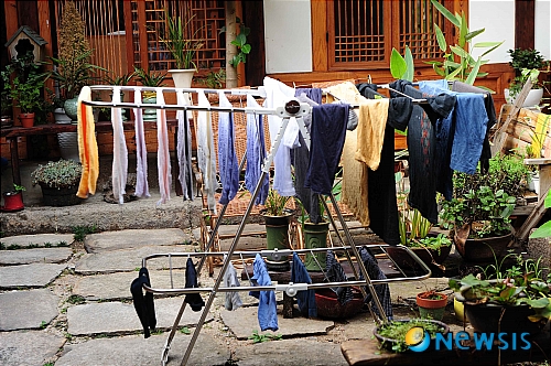 【서울=뉴시스】임영주 기자 = 폭우가 물러가고 오랜만에 햇볕이 난 29일 오후 서울 원서동 주택가에 세탁된 빨래들이 널려 있다.&nbsp;&nbsp; dasee@newsis.com 