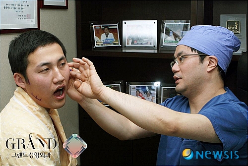 【서울=뉴시스】온라인뉴스팀 = 잘못된 생활습관들은 턱 관절의 균형을 깨뜨리고 이러한 행동들이 장기간 계속되다 보면 한쪽 턱의 지나친 발달을 가져와 안면비대칭을 유발하기도 한다. <사진=그랜드성형외과 제공> photo@newsis.com 