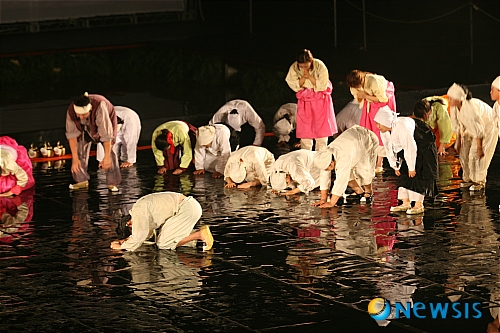 【화천=뉴시스】한윤식 기자 = 2011 물의나라 화천 쪽배축제가 30일 북한강 상류 생활체육공원 피니시타워 인근 특설무대에서 흥겨운 개막식을 시작으로 17일간의 힘찬 항해를 시작했다. 이날 오후 개막 축하공연인 ‘낭천별곡’은 화천의 전통 민속예술인 ‘냉경지 소금배 오는 소리’를 화천의 정서와 흥겨움을 더해 현대적으로 각색한 마당극을 선보였다.&nbsp; ysh@newsis.com