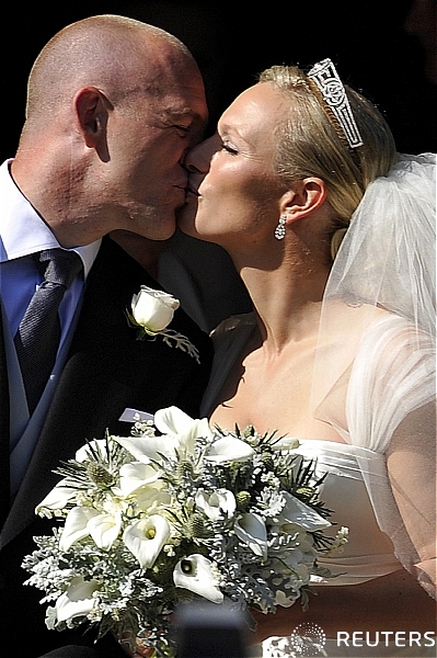【에딘버러=로이터/뉴시스】엘리자베스 2세 영국 여왕의 외손녀 자라 필립스(오른쪽·30)가 30일 에딘버러에서 영국 럭비 대표팀 주장인 마이크 틴달(32)과 결혼식을 마친 뒤 키스하고 있다. 자라 필립스의 결혼식은 지난 4월 윌리엄 왕자와 케이트 미들턴의 결혼에 이어 올들어 영국 왕실의 2번째 결혼식이다.