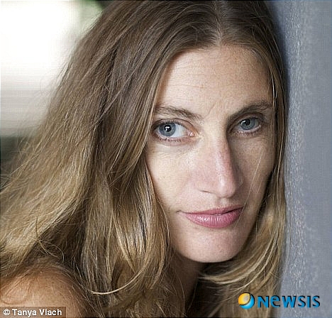 【서울=뉴시스】6년 전 교통사고로 왼 눈을 잃은 타냐 블라치라는 미 시각예술가가 곧 비디오 카메라가 장착된 의안을 삽입하는 수술을 받을 계획이어서 드라마 '600만$의 사나이'가 현실화될 수 있을지 관심을 모으고 있다. 사진은 사고를 당하기 전 타냐 블라치의 모습. (사진 출처 : 英 데일리 메일 웹사이트)
