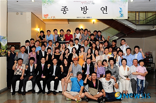 【서울=뉴시스】백영미 기자 = KBS 2TV 주말드라마 '사랑을 믿어요'가 박수를 받으며 떠났다.&nbsp; AGB닐슨 미디어리서치에 따르면, 31일 '사랑을 믿어요' 마지막회는 시청률 27.4％를 찍었다. 1월1일 21.6％로 출발해 62회 평균시청률 23.6％를 기록했다.&nbsp; 40대 여성이 13％로 가장 많이 봤다. 지역별로는 대전에서 30.9％로 가장 높은 시청률을 보였다.&nbsp;&nbsp; 선량한 교감 부부 김영호(송재호)·이미경(선우용녀)을 중심으로 네 쌍의 서로 다른 부부가 진정한 사랑의 의미를 찾고 행복한 가정을 만들어가는 과정을 담았다. 이필모(34) 황우슬혜(31) 한채아(26) 조진웅(34) 등 미혼 젊은이들의 사랑이야기도 함께 선보였다.&nbsp; 후속으로 '오작교 형제들'이 방송된다. 오작교 농장에서 살아가는 황씨 부부와 그들의 4형제 앞에 갑작스럽게 등장하는 유이(23)의 이야기다. KBS 2TV '굿바이 솔로' '그저 바라보다가'의 기민수 PD와 MBC TV '굳세어라 금순아', SBS TV '외과의사 봉달희'의 작가 이정선씨가 만든다.&nbsp; 6일 저녁 7시55분에 첫 방송될 예정이다.&nbsp; positive100@newsis.com&nbsp;&nbsp; 