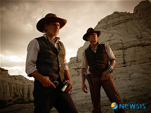 【서울=뉴시스】김정환 기자 = 감독·배우·제작자 3박자를 모두 갖춘 영화 앞에 적수는 없었다. 1일 오전 8시(한국시간) 북미 영화흥행성적을 잠정집계하는 박스오피스 모조에 따르면, SF블록버스터 '카우보이 & 에일리언'이 개봉 첫 주말 3750개관에서 3620만 달러를 쓸어 담으며 1위에 올랐다. '아이언맨'의 존 파브로(45) 감독의 연출, 대니얼 크레이그(43)와 해리슨 포드(69) 주연, 스티븐 스필버그(65)와 론 하워드(57) 제작으로 기대를 모은 대작다웠다. 2위는 만화영화 '개구쟁이 스머프'(감독 라자 고스넬)가 차지했다. 3395개관에서 3620만 달러를 벌어들였다. 3위는 한 주만에 두 계단 내려 앉은 원조 슈퍼 히어로물 '퍼스트 어벤저'(감독 조 존스턴) 차지였다. 3715개관에서 2490만5000 달러(누적 1억1677만2000 달러)의 수입을 올렸다. 4위는 '해리 포터와 죽음의 성물 파트2'(감독 데이비드 예이츠)다. 4145개관에서 2192만5000 달러(〃 3억1846만 달러)를 기록했다. 5위는 코믹 멜로 영화 '크레이지, 스튜피드, 러브'(감독 글렌 피카라·존 레쿼)로 3020개관에서 1930만 달러를 챙겼다. 이 밖에 저스틴 팀버레이크(30)와 밀라 쿠니스(28)의 로맨틱 코미디 '프렌즈 위드 베네핏'(930만 달러·누적 3820만 달러), 제니퍼 애니스턴(42)의 '끔찍한 보스들'(710만 달러·〃9620만2000 달러), '트랜스포머: 다크 오브 더 문'(597만 달러·〃 3억3789만2000 달러), 동물원 배경 코미디 '주키퍼'(420만 달러·〃 6873만1000 달러), 만화영화 '카2'(230만1000 달러·〃1억8207만 달러), 만화영화 '곰돌이 푸'(175만1000 달러·〃 2240만9000 달러), 우디 앨런(76) 감독의 코미디 '미드나잇 인 파리'(122만 달러·〃 4691만5000 달러) 등이 순위에 이름을 올렸다. ace@newsis.com