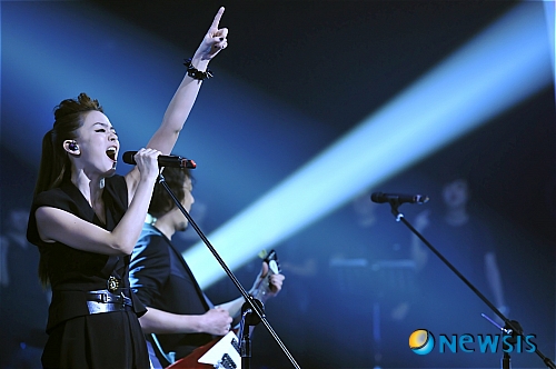 【서울=뉴시스】백영미 기자 = 김윤아(37)가 이끄는 밴드 '자우림'이 MBC TV '우리들의 일밤-서바이벌 나는 가수다'에 첫 출연, 1위를 따냈다.&nbsp; 7월31일 '나는 가수다' 5라운드 1차 경연에서 자우림은 송창식(64)의 '고래사냥'을 뛰어난 가창력으로 소화, 청중평가단 500명 중 22.5％의 지지를 받은 데 힘입어 나오자마자 우승하는 기염을 토했다. 이 프로그램에서 밴드가 첫 참가에서 1위에 오른 것은 자우림이 최초다.&nbsp; 김윤아는 무대를 마친 뒤 "한두곡 정도 더 부르고 싶다. 자우림 멤버들과 방송 무대에 함께 서는 것이 오랜만이라서 나도 에너지를 많이 받은 것 같다"고 즐거워했다.&nbsp; 앞서 김윤아는 "처음에는 프로그램의 콘셉트 자체가 충격적이었다. 음악은 스포츠가 아니다. 순위를 매긴다는 것 자체가 애매하다고 생각했다"며 가수들을 경쟁시키는 프로그램에 불편한 마음을 가졌음을 털어놓았다. 그러면서도 "방송을 보면서 생각이 달라졌다. 청중이 음악을 즐기는 모습을 보면서 출연을 결정지었다"면서 "3, 4등 정도가 좋은 것 같다. 희망사항"이라며 웃었다.&nbsp; 한편, 이날 1차 경연 2위는 김수희(58)의 '애모'를 호소력 있는 목소리로 열창한 장혜진(43)에게 돌아갔다. 3위는 이정선(61)의 '우연히'의 또 다른 매력을 선보인 박정현(35)의 몫이었다.&nbsp; 이어 '전람회'의 '취중진담'을 R&B로 처리한 김조한(38), 나훈아(64)의 '고향역'을 맛깔나게 부른 조관우(46), 듀오 '해바라기'의 '사랑으로'를 특유의 보이스로 재해석한 김범수(32)가 뒤를 따랐다.&nbsp; 강산에(46)의 '삐딱하게'를 담백하게 부른 윤도현(39)의 밴드 'YB'는 7위에 그쳐 탈락 위기에 몰렸다.&nbsp; 이날 최대 관심사는 YB와 자우림의 맞대결이었다. 하지만 YB가 맥없이 무너지면서 의외로 싱겁게 끝났다. 윤도현은 순위 발표 후 "겸허히 받아들이겠다"는 짧은 소감으로 아쉬움을 달랬다.&nbsp; positive100@newsis.com&nbsp; 