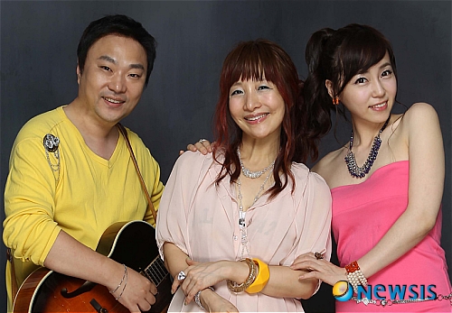 【서울=뉴시스】유상우 기자 = 3인 혼성 그룹 '마로니에 프렌즈'의 마로(42·백종우)와 파라(31·김지영)가 10월28일 오후 7시 서울 신천동 '더 베네치아'에서 결혼한다.&nbsp; 마로가 17년 전 마로니에로 활동할 당시 아는 사람의 소개로 파라를 처음 만나 교제해왔다. 2004년 가까운 사람들만 초대해 서로의 사랑을 확인하는 언약식도 치렀다.&nbsp; 마로는 2005년 마로니에엔터테인먼트를 설립하고, 마로니에 프렌즈 1집을 시작으로 마로니에 걸즈와 파라 등의 음반을 냈다.&nbsp; 결혼식 축가는 여행스케치와 심신이 부른다. 신혼여행은 이들이 홍보대사로 활동 중인 미국 뉴욕 고어헤드선교회로 떠난다. 마로는 "뉴욕에서 선교활동 겸 봉사활동으로 신혼여행을 대신할 계획"이라고 전했다.&nbsp; 한편, 마로니에프렌즈는 '마로니에프렌즈 시즌2'를 1일 발표했다. 2005년 시즌1에 이어 6년만의 음반이다.&nbsp; 앞서 '칵테일 사랑'으로 인기를 누린 마로니에는 2005년 마로니에프렌즈로 팀 이름을 바꾸고 기획음반을 추진했다. 당시 멤버 김정은(38)의 성대결절로 무산되자 가수 엄지영(31)을 객원 멤버로 투입해 1집을 냈다.&nbsp; 2008년에는 시즌2를 준비하던 중 마로가 맨홀뚜껑에 빠지는 추락사고로 출시가 무기한 연기되기도 했다. 시즌2에 투입된 김정은은 지난달 건강한 아들을 낳았다. 남편은 MBC TV '위대한 탄생'의 보컬트레이너로 활약한 최경호씨다.&nbsp; 시즌2의 타이틀곡은 '미러클'이다. 프로듀서인 마로가 최근 파라의 저소득 장애인들을 위한 자선공연을 보고 만든 곡이다. 어렵고 힘든 이들을 위한 밝고 희망적인 메시지를 담았다. 김정은과 여행스케치의 조병석에게 노랫말을 부탁했다.&nbsp; 음반의 수익금 중 일부는 각 멤버가 봉사활동을 하고 있는 단체에 기부한다는 계획이다&nbsp; swryu@newsis.com