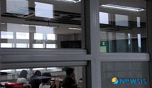 【청주=뉴시스】엄기찬 기자 = 충북 청주의 한 중학교에서 누수로 천장 곳곳이 뜯겨진 채 방과 후 학교 수업이 진행되면서 학생들이 안전사고의 위험에 내몰리고 있다. 1일 오전 청주 A중학교의 한 교실에서 학생들이 천장이 뻥 뚫린 교실에서 위험스런 수업을 받고 있다.&nbsp; dotor0110@newsis.com&nbsp; 