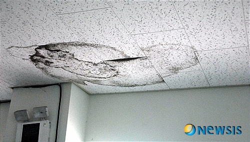 【청주=뉴시스】엄기찬 기자 = 충북 청주의 한 중학교에서 누수로 천장 곳곳이 뜯겨진 채 방과 후 학교 수업이 진행되면서 학생들이 안전사고의 위험에 내몰리고 있다. 1일 오전 청주 A중학교 천장이 누수로 얼룩이 져 흉측스런 몰골을 하고 있다.&nbsp; dotor0110@newsis.com&nbsp; 