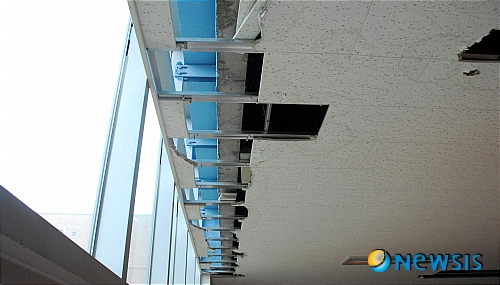 【청주=뉴시스】엄기찬 기자 = 충북 청주의 한 중학교에서 누수로 천장 곳곳이 뜯겨진 채 방과 후 학교 수업이 진행되면서 학생들이 안전사고의 위험에 내몰리고 있다. 1일 오전 청주 A중학교 천장 곳곳이 누수로 훼손돼 흉측스런 몰골을 하고 있다.&nbsp; dotor0110@newsis.com 