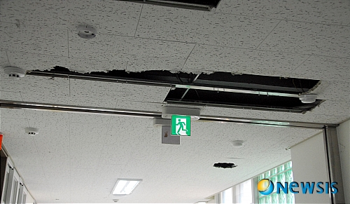 【청주=뉴시스】엄기찬 기자 = 충북 청주의 한 중학교에서 누수로 천장 곳곳이 뜯겨진 채 방과 후 학교 수업이 진행되면서 학생들이 안전사고의 위험에 내몰리고 있다. 1일 오전 청주 A중학교 천장 곳곳이 누수로 훼손돼 흉측스런 몰골을 하고 있다.&nbsp; dotor0110@newsis.com 
