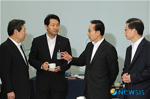 [서울=뉴시스]박태홍 기자 = 이명박 대통령이 지난 2011년 8월2일 오전 청와대에서 우면산 산사태 원인과 대책을 논의하는 국무회의를 열기에 앞서 김황식(오른쪽) 국무총리, 오세훈왼쪽 두번째) 서울시장, 맹형규 행안장관 등 관계장관들과 이야기 하고 있는 습. (사진=청와대 제공) photo@newsis.com