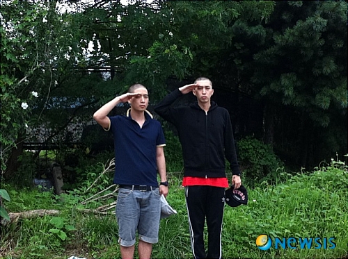 【서울=뉴시스】이재훈 기자 = 힙합 듀오 '언터쳐블'의 슬리피(27·김성원·오른쪽)와 디액션(26·박경욱)이 동반 입대했다.&nbsp; 매니지먼트사 TS엔터테인먼트에 따르면, 슬리피와 디액션은 2일 오후 1시30분 경기 의정부 용헌동 306보충대로 입소했다.&nbsp; 5주간 기초 군사훈련을 받은 뒤 경기 인근 부대로 배치받아 21개월간 현역병으로 복무하게 된다. 앞서 두 사람은 지난 6월 병무청에 입대 희망서를 제출했다.&nbsp; 2006년 결성된 '언터쳐블'은 언더그라운드에서 활동하다 2008년 10월 디지털싱글 '이츠 오케이'로 메이저 데뷔했다. '텔 미 와이', '다줄게', '오(Oh), 가슴에 살아'를 히트시키며 힙합 팬들 사이에 인기를 누렸다.&nbsp; realpaper7@newsis.com 