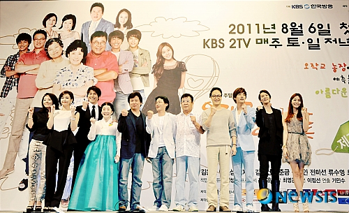 【서울=뉴시스】박문호 기자 = 2일 오후 서울 강남구 논현동 임페리얼팰리스호텔에서 열린 KBS 2TV 새 주말드라마 초록뱀미디어 제작의 '오작교 형제들(이정선 작, 기민수 연출)' 제작발표회에 감독과 배우들이 모여 파이팅을 외치고 있다. 오는 6일부터 방송될 이 드라마는 아들 넷을 둔 황씨부부가 서울 근교 농장에서 대가족을 이루고 살아가는 드라마로 백일섭, 김자옥, 유이등이 출연해 유쾌한 가족의 이야기를 그릴 예정이다. 왼쪽부터 배우 전미선, 최정윤, 류수영, 김자옥, 김시형 촬영감독, 기민수 연출, 배우 백일섭, 정웅인, 연우진, 주원, 유이.&nbsp;&nbsp; go2@newsis.com