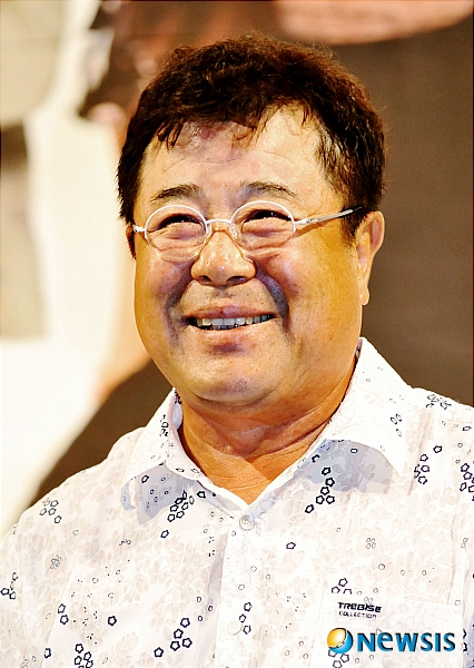 【서울=뉴시스】박문호 기자 = 2일 오후 서울 강남구 논현동 임페리얼팰리스 호텔에서 열린 KBS 2TV 새 주말드라마 '오작교 형제들(이정선 작, 기민수 연출, 초록뱀미디어 제작)' 제작발표회에서 배우 백일섭이 포토세션을 진행하고 있다. 오는 6일부터 방송될 이 드라마는 아들 넷을 둔 황씨부부가 서울 근교 농장에서 대가족을 이루고 살아가는 드라마로 백일섭, 김자옥, 유이등이 출연해 유쾌한 가족의 이야기를 그릴 예정이다. go2@newsis.com