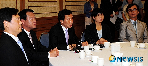 【서울=뉴시스】박주성 기자 = 야5당 대표들이 3일 오전 서울 여의도 국회 귀빈식당에서 한진중공업문제 해결을 위한 회담을 갖고 있다. 왼쪽부터 창조한국당 공성경 대표, 진보신당 조승수 대표, 민주당 손학규 대표, 민주노동당 이정희 대표, 국민참여당 유시민 대표. park7691@newsis.com