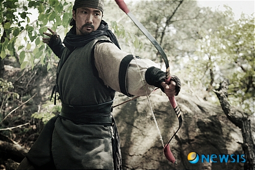 【서울=뉴시스】김정환 기자 = 100억원 대작 '최종병기 활'은 이름 그대로 올 여름 한국 영화계의 '최종병기'라 평해도 지나치지 않다. 한 순간도 눈을 뗄 수 없는 긴박감 넘치는 추격신, '활'이라는 익숙한 듯 하면서도 생소한 병기가 주는 섬뜩함과 짜릿함, 눈 앞에 펼쳐지는 화려한 볼거리로 꽉 채워진 이 영화는 '국산 오락영화도 이렇게 재미있으면서 고급스러울 수 있구나'라는 생각이 절로 나게 한다. 이야기는 인조반정에서 출발한다. 폐주 광해의 충신인 무관 집안이 반정 세력으로부터 역적으로 몰려 도륙을 당한다. 아들 '남이'(박해일)와 딸 '자인'(문채원)은 간신히 목숨을 건져 부친의 죽마고우 '김무선'(이경영)의 집으로 피신해 살게 된다. 13년이 흐른 뒤 남이는 명궁, 자인은 절세가인으로 자라난다. 자인을 연모하는 김무선의 아들 '서군'(김무열)은 자인에게 청혼하게 되고 우여곡절 끝에 두 사람은 혼례를 올린다. 그러나 그날 병자호란이 발발한다. 청나라 왕자 '도르곤'(박기웅)이 이끄는 정예부대 '니루'가 고을을 습격하고 백성들을 납치한다. 결혼식을 치르던 두 사람도 청군에 끌려가게 되고, 이를 막으려던 김무선과 부인은 청군에게 살해당한다. 자인과 서군의 혼례가 시작될 때 자인의 행복을 빌며 유랑의 길을 떠나던 남이가 뒤늦게 이 사실을 알고 되돌아 오지만 승리를 거둔 청군은 자인과 서군 등 포로들을 이끌고 만주로 향하고 있다. 이때부터 자인을 구하려는 남이의 처절한 사투가 시작된다. 벌판을 달리고, 산을 타고, 절벽을 뛰어넘으며 니루를 쫓는다. 부하들이 하나 둘 어디선가 날아온 화살에 죽은 뒤에야 자신들을 쫓는 누군가의 존재를 깨달은 청군의 명장 '주신타'(류승룡)는 가장 날래고 용맹한 부하들을 뽑아 맞선다. 역시 내로라하는 명궁들인 이들은 남이의 곡사, 애깃살에 '화살의 로켓탄'이라 할 수 있는 육량시로 대적한다. 박해일(34)은 여동생을 살리겠다는 일념으로 초인적인 능력과 꺾일 줄 모르는 용기를 갖게 되는 오빠의 격한 심정을 온 몸으로 전하며 성가를 드높였다. 류승룡(41)은 악역이지만 매료될 수 밖에 없는 카리스마를 뿜어내며 명품조연이라는 평가를 재확인했다. 문채원(25)은 어떤 위험 앞에서도 결코 굴하지 않는 당찬 조선 여인의 모습을 선보이면서 이제까지 자신을 옭아맨 청순가련 이미지를 벗어 던진다. 김무열(29)은 사랑하는 여인을 위해 목숨을 거는 믿음직스러운 남편의 모습을 제대로 표현해내며 뮤지컬 스타에서 스크린의 주역으로 발돋움했다. 배우들의 열연은 김한민(42) 감독의 탄탄한 시나리오와 섬세하면서도 도전적인 연출력 그리고 확고한 주제 의식이 있었기에 빛을 더할 수 있었다. '최종병기 활'의 주제는 '살 활(活)'이다. 내가 살기 위해 어쩔 수 없이 상대의 목숨을 끊을 수밖에 없는 활의 숙명에서도 사람을 살리려는 마음가짐을 잃지 않으려는 남이의 모습을 그려낸다. 동생을 구하려고적진 한복판으로 뛰어드는 무모한 용기일 수도 있고, 치명적 부상을 입은 부하를 구하고자 벼랑 끝에 매달려 있는 적을 겨냥하고도 차마 쏘지 못한 채 흔들리고 마는 측은지심일 수도 있다. 김 감독은 "우리 활의 정서는 기본적으로 심신을 수양하고 건강을 갈고 닦는 운동으로 활은 곧 상대를 배려하고 용서하며 여유를 주는 우리 민족의 정서와 맥이 닿아있다"면서 "자신의 목숨이 위험한 처지에서도 부하를 구하려는 주신타의 모습을 보고 남이의 감정이 살짝 흔들렸으면 좋겠다고 생각했다. 이런 설정이 위험하다는 지적도 있었으나 이런 정서가 바로 할리우드 액션영화와 차별화되는 콘셉트라고 봤다. 관객들도 충분히 이해해줄 것이라고 믿고 고집을 피웠다"고 설명했다. 김 감독도 인정하듯 이 때문에 팽팽했던 영화의 활시위가 느슨해지는 느낌이 들 수 있다. 하지만 진심을 전달하는 데는 성공한 것으로 보인다. 철저한 고증을 통해 재현한 호란 당시 청군의 변발, 복색, 만주어나 초당 2800프레임까지 찍을 수 있는 펜텀 플렉스 카메라와 600m 와이어 캠 등을 통해 보여주는 화살의 역동적인 움직임 등은 이 영화의 또 다른 재미다. 활시위는 당겨졌다. 남은 것은 전쟁영화, 그것도 사극이라는 선입관을 어떻게 딛고 여성 관객층을 끌어모으냐다. 제작 ㈜다세포클럽 ㈜디씨지플러스, 제공·배급 롯데엔터테인먼트㈜롯데쇼핑. 11일 개봉. ace@newsis.com