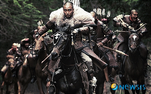 【서울=뉴시스】김정환 기자 = 100억원 대작 '최종병기 활'은 이름 그대로 올 여름 한국 영화계의 '최종병기'라 평해도 지나치지 않다. 한 순간도 눈을 뗄 수 없는 긴박감 넘치는 추격신, '활'이라는 익숙한 듯 하면서도 생소한 병기가 주는 섬뜩함과 짜릿함, 눈 앞에 펼쳐지는 화려한 볼거리로 꽉 채워진 이 영화는 '국산 오락영화도 이렇게 재미있으면서 고급스러울 수 있구나'라는 생각이 절로 나게 한다. 이야기는 인조반정에서 출발한다. 폐주 광해의 충신인 무관 집안이 반정 세력으로부터 역적으로 몰려 도륙을 당한다. 아들 '남이'(박해일)와 딸 '자인'(문채원)은 간신히 목숨을 건져 부친의 죽마고우 '김무선'(이경영)의 집으로 피신해 살게 된다. 13년이 흐른 뒤 남이는 명궁, 자인은 절세가인으로 자라난다. 자인을 연모하는 김무선의 아들 '서군'(김무열)은 자인에게 청혼하게 되고 우여곡절 끝에 두 사람은 혼례를 올린다. 그러나 그날 병자호란이 발발한다. 청나라 왕자 '도르곤'(박기웅)이 이끄는 정예부대 '니루'가 고을을 습격하고 백성들을 납치한다. 결혼식을 치르던 두 사람도 청군에 끌려가게 되고, 이를 막으려던 김무선과 부인은 청군에게 살해당한다. 자인과 서군의 혼례가 시작될 때 자인의 행복을 빌며 유랑의 길을 떠나던 남이가 뒤늦게 이 사실을 알고 되돌아 오지만 승리를 거둔 청군은 자인과 서군 등 포로들을 이끌고 만주로 향하고 있다. 이때부터 자인을 구하려는 남이의 처절한 사투가 시작된다. 벌판을 달리고, 산을 타고, 절벽을 뛰어넘으며 니루를 쫓는다. 부하들이 하나 둘 어디선가 날아온 화살에 죽은 뒤에야 자신들을 쫓는 누군가의 존재를 깨달은 청군의 명장 '주신타'(류승룡)는 가장 날래고 용맹한 부하들을 뽑아 맞선다. 역시 내로라하는 명궁들인 이들은 남이의 곡사, 애깃살에 '화살의 로켓탄'이라 할 수 있는 육량시로 대적한다. 박해일(34)은 여동생을 살리겠다는 일념으로 초인적인 능력과 꺾일 줄 모르는 용기를 갖게 되는 오빠의 격한 심정을 온 몸으로 전하며 성가를 드높였다. 류승룡(41)은 악역이지만 매료될 수 밖에 없는 카리스마를 뿜어내며 명품조연이라는 평가를 재확인했다. 문채원(25)은 어떤 위험 앞에서도 결코 굴하지 않는 당찬 조선 여인의 모습을 선보이면서 이제까지 자신을 옭아맨 청순가련 이미지를 벗어 던진다. 김무열(29)은 사랑하는 여인을 위해 목숨을 거는 믿음직스러운 남편의 모습을 제대로 표현해내며 뮤지컬 스타에서 스크린의 주역으로 발돋움했다. 배우들의 열연은 김한민(42) 감독의 탄탄한 시나리오와 섬세하면서도 도전적인 연출력 그리고 확고한 주제 의식이 있었기에 빛을 더할 수 있었다. '최종병기 활'의 주제는 '살 활(活)'이다. 내가 살기 위해 어쩔 수 없이 상대의 목숨을 끊을 수밖에 없는 활의 숙명에서도 사람을 살리려는 마음가짐을 잃지 않으려는 남이의 모습을 그려낸다. 동생을 구하려고적진 한복판으로 뛰어드는 무모한 용기일 수도 있고, 치명적 부상을 입은 부하를 구하고자 벼랑 끝에 매달려 있는 적을 겨냥하고도 차마 쏘지 못한 채 흔들리고 마는 측은지심일 수도 있다. 김 감독은 "우리 활의 정서는 기본적으로 심신을 수양하고 건강을 갈고 닦는 운동으로 활은 곧 상대를 배려하고 용서하며 여유를 주는 우리 민족의 정서와 맥이 닿아있다"면서 "자신의 목숨이 위험한 처지에서도 부하를 구하려는 주신타의 모습을 보고 남이의 감정이 살짝 흔들렸으면 좋겠다고 생각했다. 이런 설정이 위험하다는 지적도 있었으나 이런 정서가 바로 할리우드 액션영화와 차별화되는 콘셉트라고 봤다. 관객들도 충분히 이해해줄 것이라고 믿고 고집을 피웠다"고 설명했다. 김 감독도 인정하듯 이 때문에 팽팽했던 영화의 활시위가 느슨해지는 느낌이 들 수 있다. 하지만 진심을 전달하는 데는 성공한 것으로 보인다. 철저한 고증을 통해 재현한 호란 당시 청군의 변발, 복색, 만주어나 초당 2800프레임까지 찍을 수 있는 펜텀 플렉스 카메라와 600m 와이어 캠 등을 통해 보여주는 화살의 역동적인 움직임 등은 이 영화의 또 다른 재미다. 활시위는 당겨졌다. 남은 것은 전쟁영화, 그것도 사극이라는 선입관을 어떻게 딛고 여성 관객층을 끌어모으냐다. 제작 ㈜다세포클럽 ㈜디씨지플러스, 제공·배급 롯데엔터테인먼트㈜롯데쇼핑. 11일 개봉. ace@newsis.com