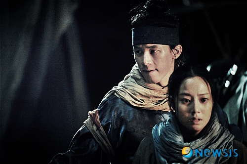 【서울=뉴시스】김정환 기자 = 100억원 대작 '최종병기 활'은 이름 그대로 올 여름 한국 영화계의 '최종병기'라 평해도 지나치지 않다. 한 순간도 눈을 뗄 수 없는 긴박감 넘치는 추격신, '활'이라는 익숙한 듯 하면서도 생소한 병기가 주는 섬뜩함과 짜릿함, 눈 앞에 펼쳐지는 화려한 볼거리로 꽉 채워진 이 영화는 '국산 오락영화도 이렇게 재미있으면서 고급스러울 수 있구나'라는 생각이 절로 나게 한다. 이야기는 인조반정에서 출발한다. 폐주 광해의 충신인 무관 집안이 반정 세력으로부터 역적으로 몰려 도륙을 당한다. 아들 '남이'(박해일)와 딸 '자인'(문채원)은 간신히 목숨을 건져 부친의 죽마고우 '김무선'(이경영)의 집으로 피신해 살게 된다. 13년이 흐른 뒤 남이는 명궁, 자인은 절세가인으로 자라난다. 자인을 연모하는 김무선의 아들 '서군'(김무열)은 자인에게 청혼하게 되고 우여곡절 끝에 두 사람은 혼례를 올린다. 그러나 그날 병자호란이 발발한다. 청나라 왕자 '도르곤'(박기웅)이 이끄는 정예부대 '니루'가 고을을 습격하고 백성들을 납치한다. 결혼식을 치르던 두 사람도 청군에 끌려가게 되고, 이를 막으려던 김무선과 부인은 청군에게 살해당한다. 자인과 서군의 혼례가 시작될 때 자인의 행복을 빌며 유랑의 길을 떠나던 남이가 뒤늦게 이 사실을 알고 되돌아 오지만 승리를 거둔 청군은 자인과 서군 등 포로들을 이끌고 만주로 향하고 있다. 이때부터 자인을 구하려는 남이의 처절한 사투가 시작된다. 벌판을 달리고, 산을 타고, 절벽을 뛰어넘으며 니루를 쫓는다. 부하들이 하나 둘 어디선가 날아온 화살에 죽은 뒤에야 자신들을 쫓는 누군가의 존재를 깨달은 청군의 명장 '주신타'(류승룡)는 가장 날래고 용맹한 부하들을 뽑아 맞선다. 역시 내로라하는 명궁들인 이들은 남이의 곡사, 애깃살에 '화살의 로켓탄'이라 할 수 있는 육량시로 대적한다. 박해일(34)은 여동생을 살리겠다는 일념으로 초인적인 능력과 꺾일 줄 모르는 용기를 갖게 되는 오빠의 격한 심정을 온 몸으로 전하며 성가를 드높였다. 류승룡(41)은 악역이지만 매료될 수 밖에 없는 카리스마를 뿜어내며 명품조연이라는 평가를 재확인했다. 문채원(25)은 어떤 위험 앞에서도 결코 굴하지 않는 당찬 조선 여인의 모습을 선보이면서 이제까지 자신을 옭아맨 청순가련 이미지를 벗어 던진다. 김무열(29)은 사랑하는 여인을 위해 목숨을 거는 믿음직스러운 남편의 모습을 제대로 표현해내며 뮤지컬 스타에서 스크린의 주역으로 발돋움했다. 배우들의 열연은 김한민(42) 감독의 탄탄한 시나리오와 섬세하면서도 도전적인 연출력 그리고 확고한 주제 의식이 있었기에 빛을 더할 수 있었다. '최종병기 활'의 주제는 '살 활(活)'이다. 내가 살기 위해 어쩔 수 없이 상대의 목숨을 끊을 수밖에 없는 활의 숙명에서도 사람을 살리려는 마음가짐을 잃지 않으려는 남이의 모습을 그려낸다. 동생을 구하려고적진 한복판으로 뛰어드는 무모한 용기일 수도 있고, 치명적 부상을 입은 부하를 구하고자 벼랑 끝에 매달려 있는 적을 겨냥하고도 차마 쏘지 못한 채 흔들리고 마는 측은지심일 수도 있다. 김 감독은 "우리 활의 정서는 기본적으로 심신을 수양하고 건강을 갈고 닦는 운동으로 활은 곧 상대를 배려하고 용서하며 여유를 주는 우리 민족의 정서와 맥이 닿아있다"면서 "자신의 목숨이 위험한 처지에서도 부하를 구하려는 주신타의 모습을 보고 남이의 감정이 살짝 흔들렸으면 좋겠다고 생각했다. 이런 설정이 위험하다는 지적도 있었으나 이런 정서가 바로 할리우드 액션영화와 차별화되는 콘셉트라고 봤다. 관객들도 충분히 이해해줄 것이라고 믿고 고집을 피웠다"고 설명했다. 김 감독도 인정하듯 이 때문에 팽팽했던 영화의 활시위가 느슨해지는 느낌이 들 수 있다. 하지만 진심을 전달하는 데는 성공한 것으로 보인다. 철저한 고증을 통해 재현한 호란 당시 청군의 변발, 복색, 만주어나 초당 2800프레임까지 찍을 수 있는 펜텀 플렉스 카메라와 600m 와이어 캠 등을 통해 보여주는 화살의 역동적인 움직임 등은 이 영화의 또 다른 재미다. 활시위는 당겨졌다. 남은 것은 전쟁영화, 그것도 사극이라는 선입관을 어떻게 딛고 여성 관객층을 끌어모으냐다. 제작 ㈜다세포클럽 ㈜디씨지플러스, 제공·배급 롯데엔터테인먼트㈜롯데쇼핑. 11일 개봉. ace@newsis.com