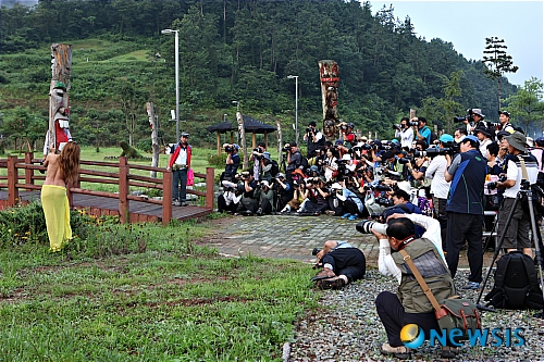 【장흥=뉴시스】배상현 기자 = 전국 최초로 누드 산림욕장을 개장한 전남 장흥군이 정남진 물축제를 개최하고 있는 가운데 `제4회 전국세미누드 사진촬영 대회'가 전국의 사진작가와 동호인 800여명이 참석해 대성황을 이뤘다고 장흥군은 3일 밝혔다. 새벽부터 치러진 세미누드 촬영대회에는 밤을 세워 전국 각지에서 몰려든 사진인들로 대성황을 이뤘다. (사진= 장흥군청 제공)    praxis@newsis.com