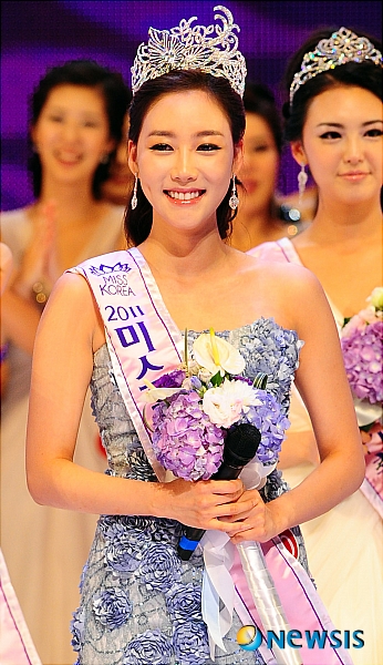 【서울=뉴시스】전신 기자 = 3일 오후 서울 세종로 세종문화회관에서 열린 2011 미스코리아 선발대회에서 진의 영예를 차지한 이성혜가 기뻐하고 있다. photo1006@newsis.com
