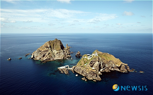 【대전=뉴시스】박희송 기자 = 문화재청은 천연기념물 제336호로 지정된 독도 천연보호구역을 주제로 하는 '우리 땅 독도, 그 아름다운 섬 이야기' 전시회를 오는 8일부터 19일까지 정부대전청사 지하 1층 중앙홀에서 연다. 사진은 항공촬영 독도 모습. (사진=문화재청 제공) photo@newsis.com
