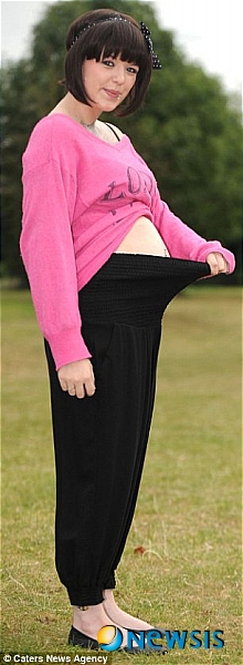 【서울=뉴시스】케리 다우즈웰(23)이라는 영국 여성이 식사만 하면 만삭의 임신부처럼 배가 부풀어 오르는 기이한 증상을 보이고 있다. 사진은 식사 후 다우즈웰의 모습. (사진 출처 : 英 데일리 메일 웹사이트)